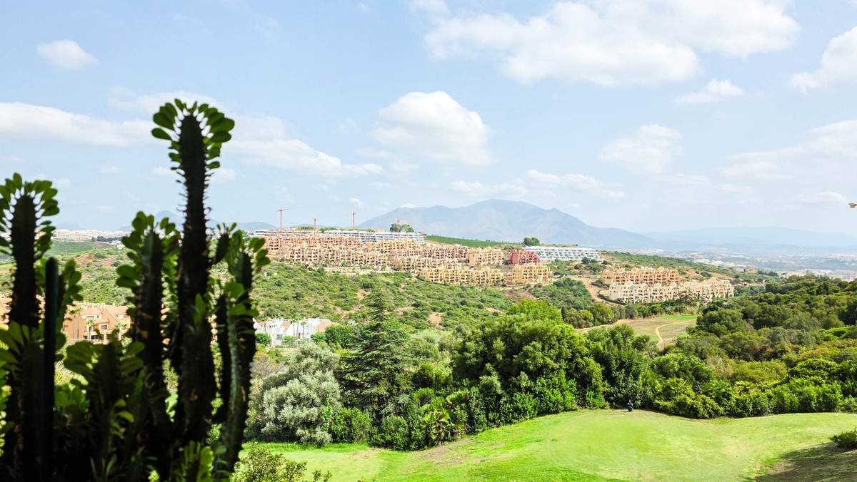 2 Bed Apartment for sale in La Duquesa Costa Del Sol, Málaga, Spain