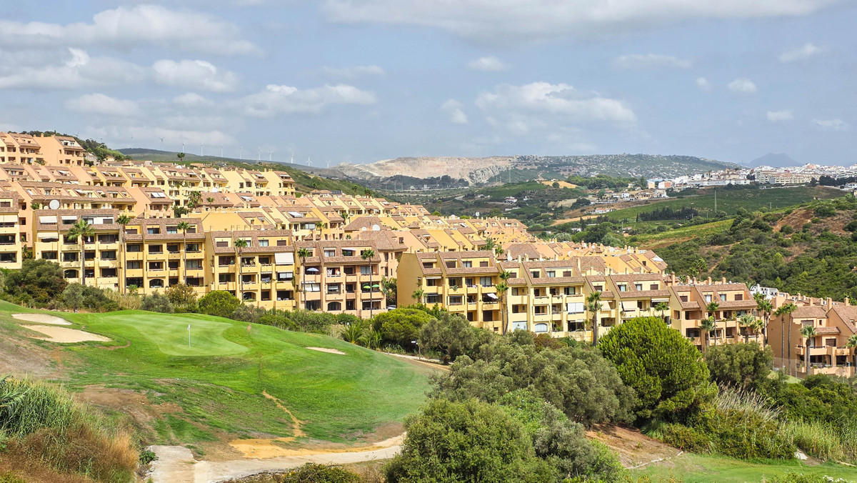 2 Bed Apartment for sale in La Duquesa Costa Del Sol, Málaga, Spain