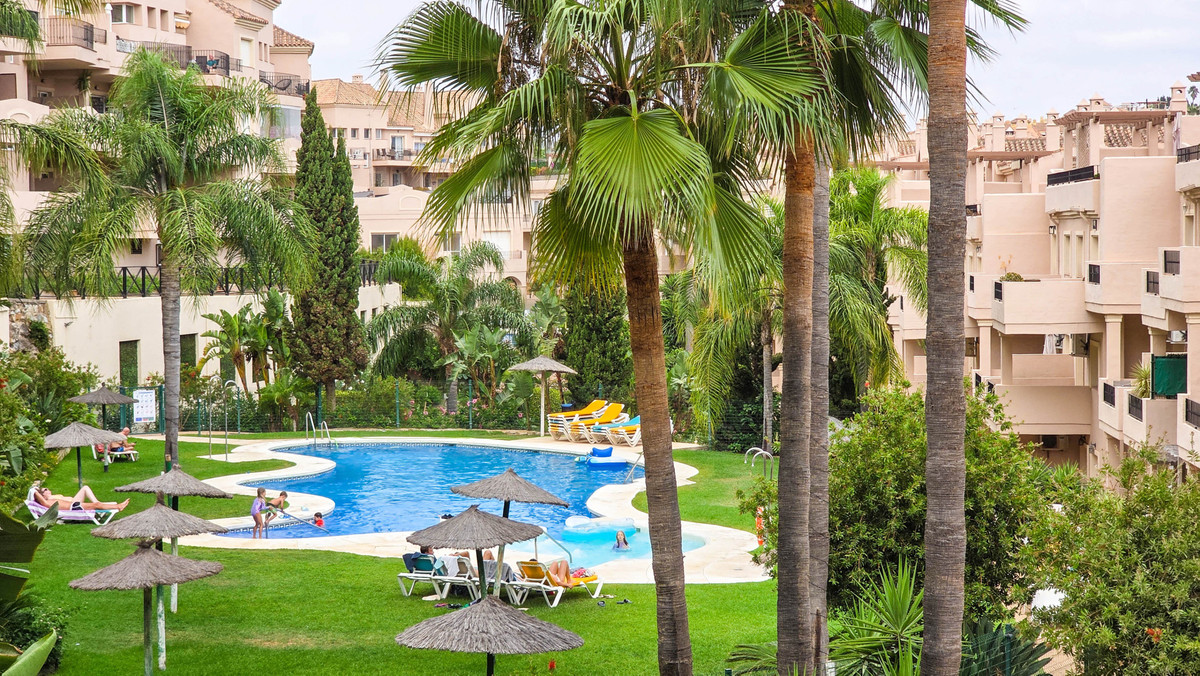 2 Bed Apartment for sale in La Duquesa Costa Del Sol, Málaga, Spain