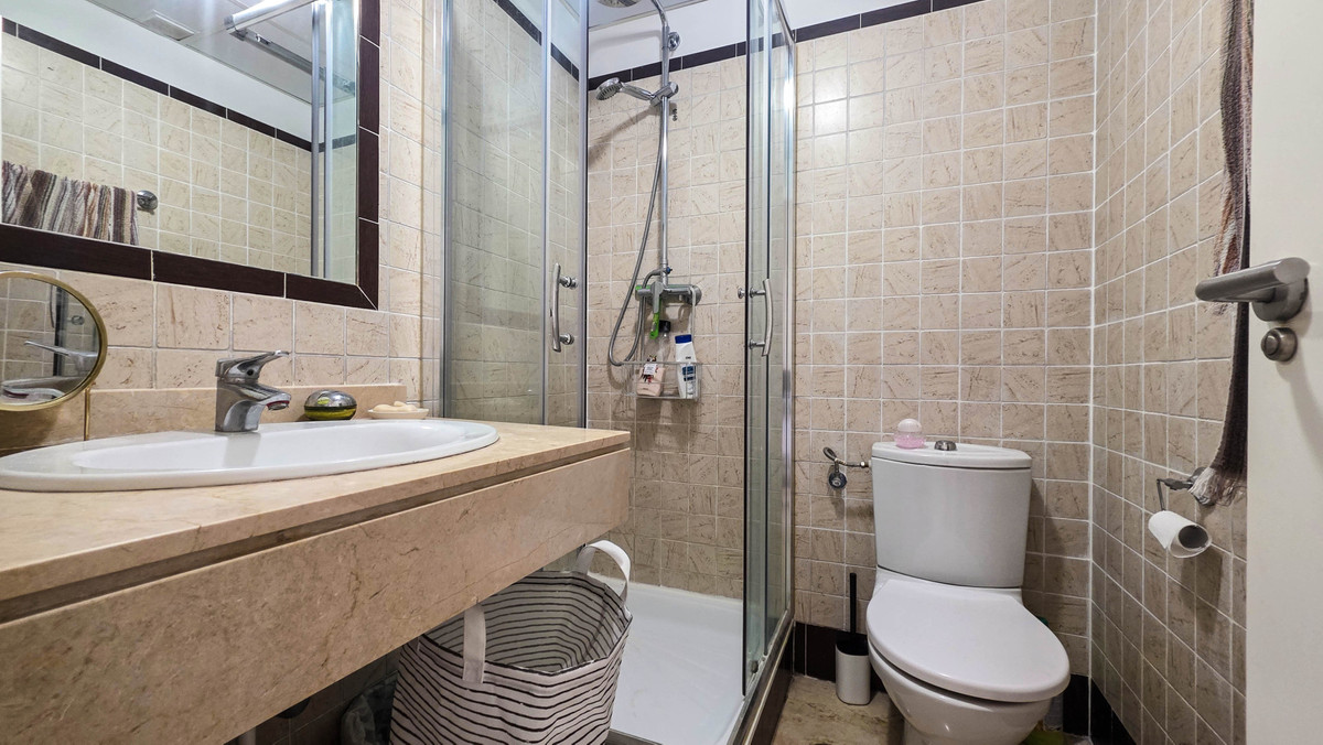 2 Bed Apartment for sale in La Duquesa Costa Del Sol, Málaga, Spain
