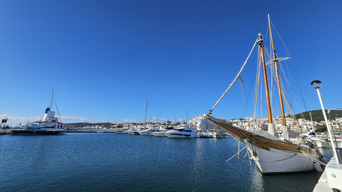 2 Bed Apartment for sale in La Duquesa Costa Del Sol, Málaga, Spain