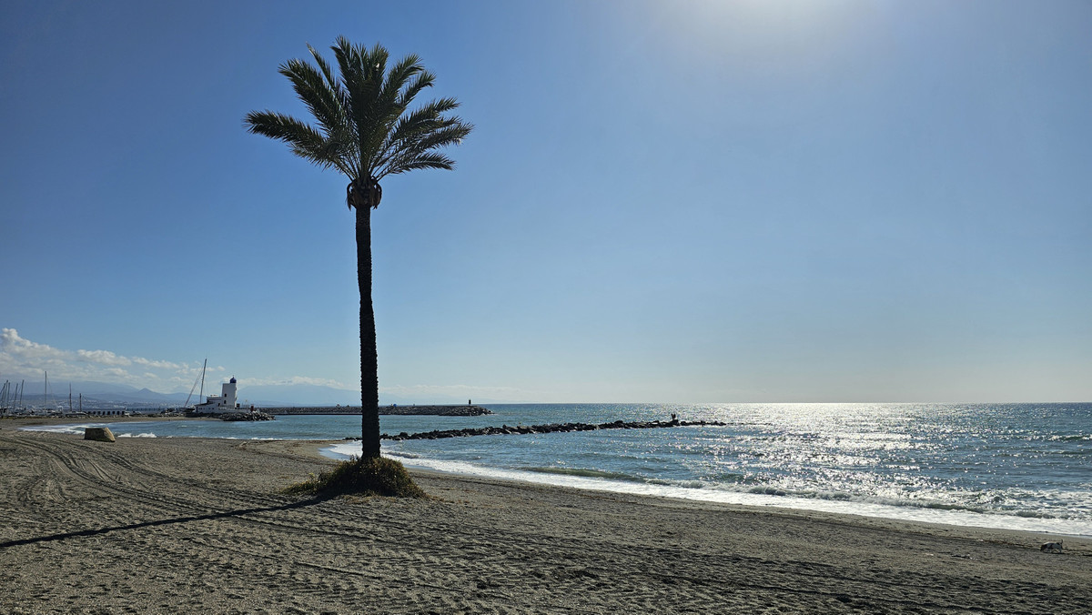 2 Bed Apartment for sale in La Duquesa Costa Del Sol, Málaga, Spain