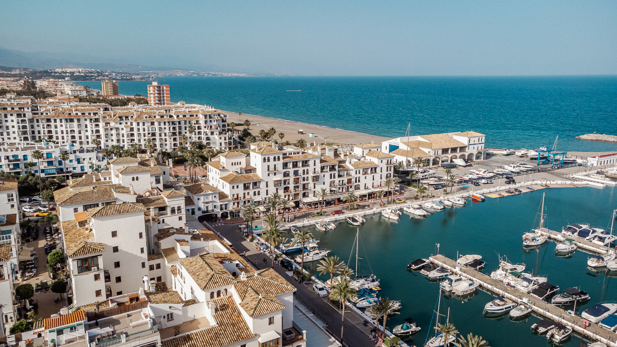 2 Bed Apartment for sale in La Duquesa Costa Del Sol, Málaga, Spain