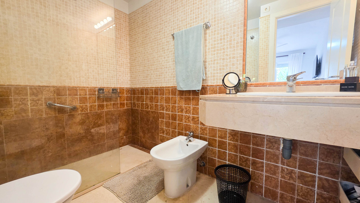2 Bed Apartment for sale in La Duquesa Costa Del Sol, Málaga, Spain