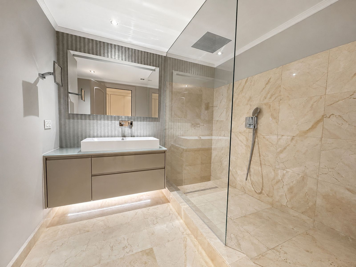 6 Bed Townhouse for sale in Los Flamingos Costa Del Sol, Málaga, Spain