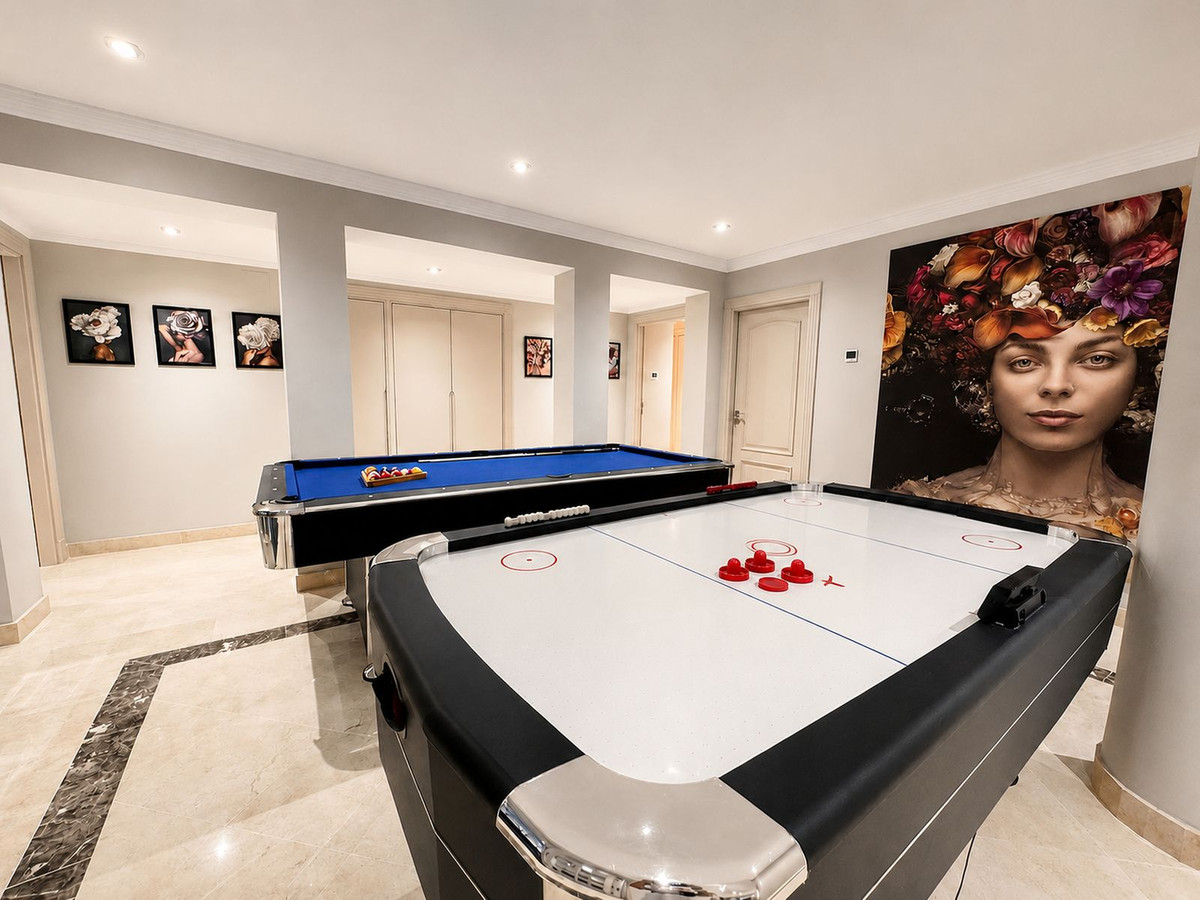 6 Bed Townhouse for sale in Los Flamingos Costa Del Sol, Málaga, Spain