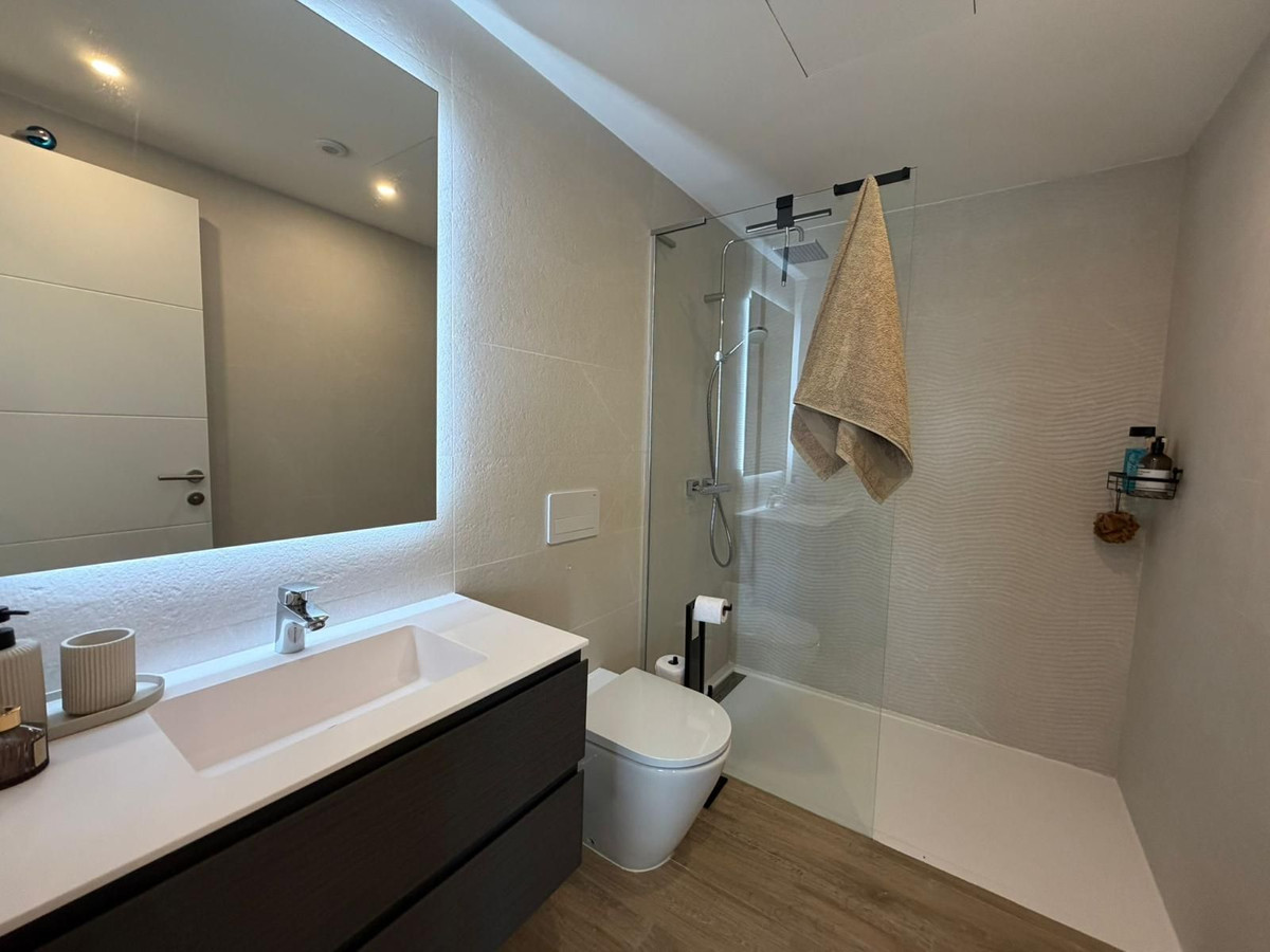 Se vende Apartamento en Planta Última de 2 dormitorios en Costa Del Sol, Málaga, España