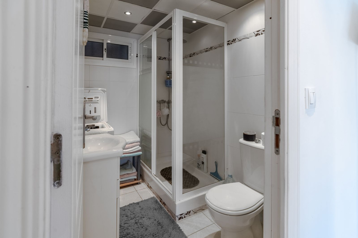Se vende Apartamento Planta Media de 2 dormitorios en Costa Del Sol, Málaga, España