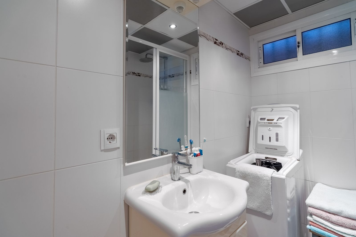Se vende Apartamento Planta Media de 2 dormitorios en Costa Del Sol, Málaga, España