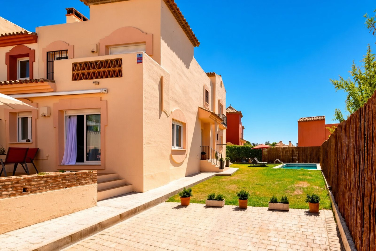Se vende Pareada de 4 dormitorios en Costa Del Sol, Málaga, España