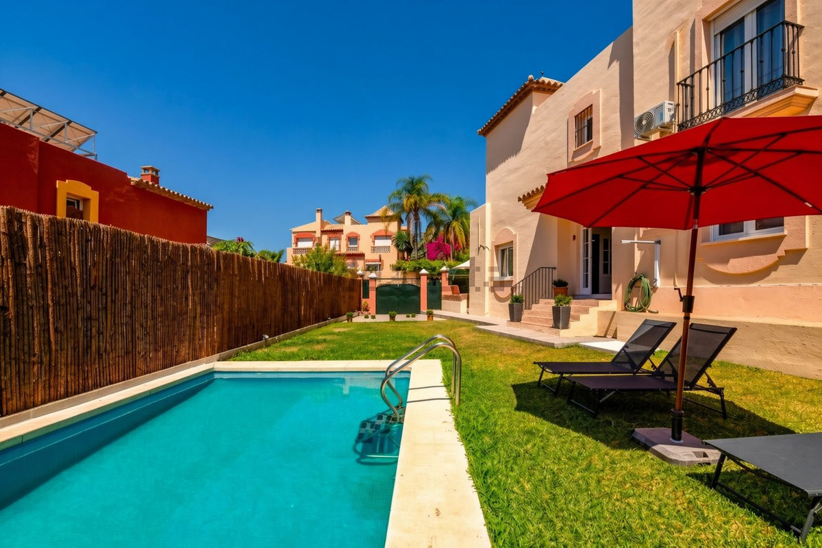 Se vende Pareada de 4 dormitorios en Costa Del Sol, Málaga, España