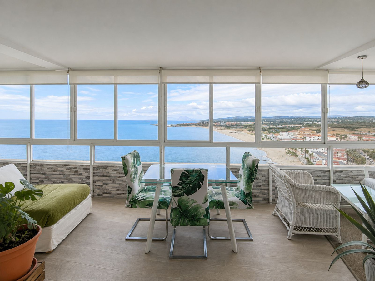 Se vende Apartamento Planta Media de 3 dormitorios en Costa Del Sol, Cadiz, España