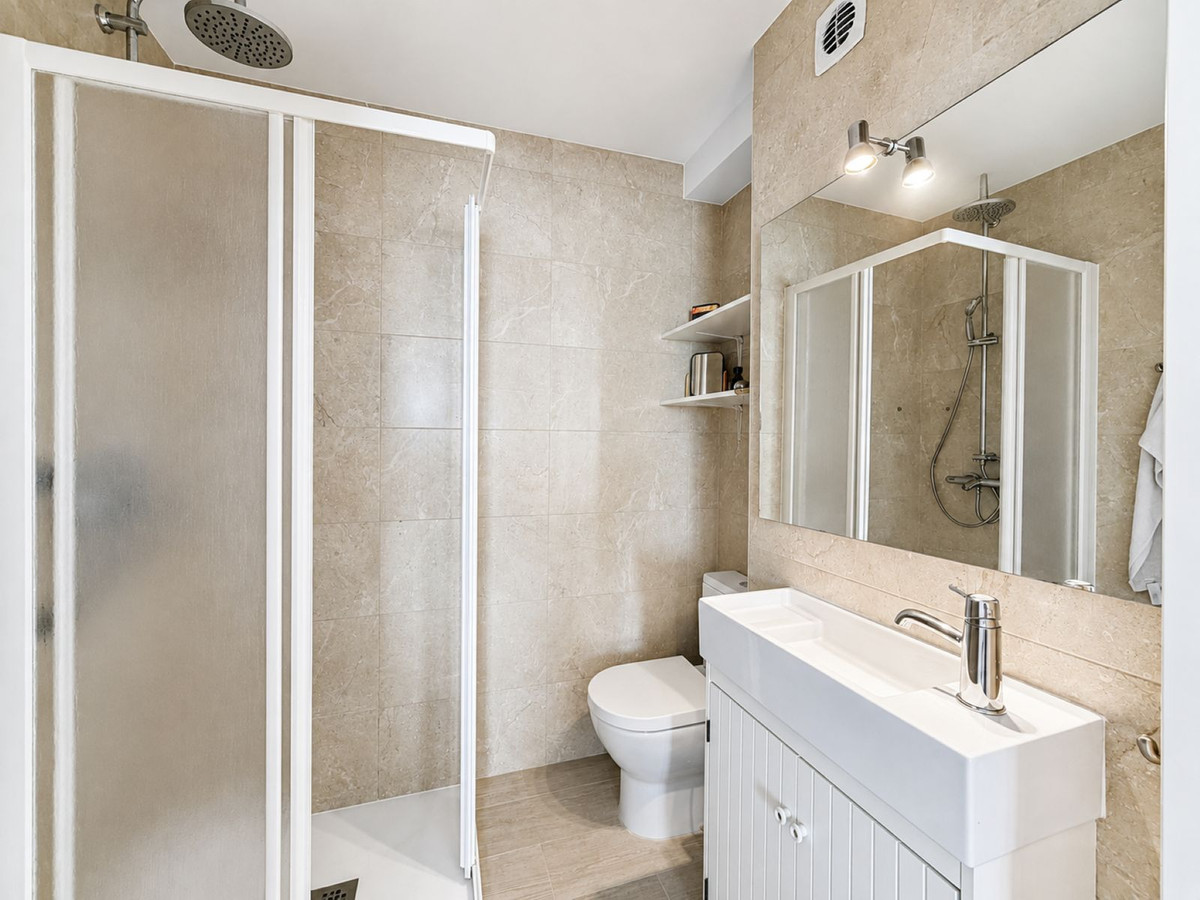 Se vende Apartamento Planta Media de 3 dormitorios en Costa Del Sol, Cadiz, España
