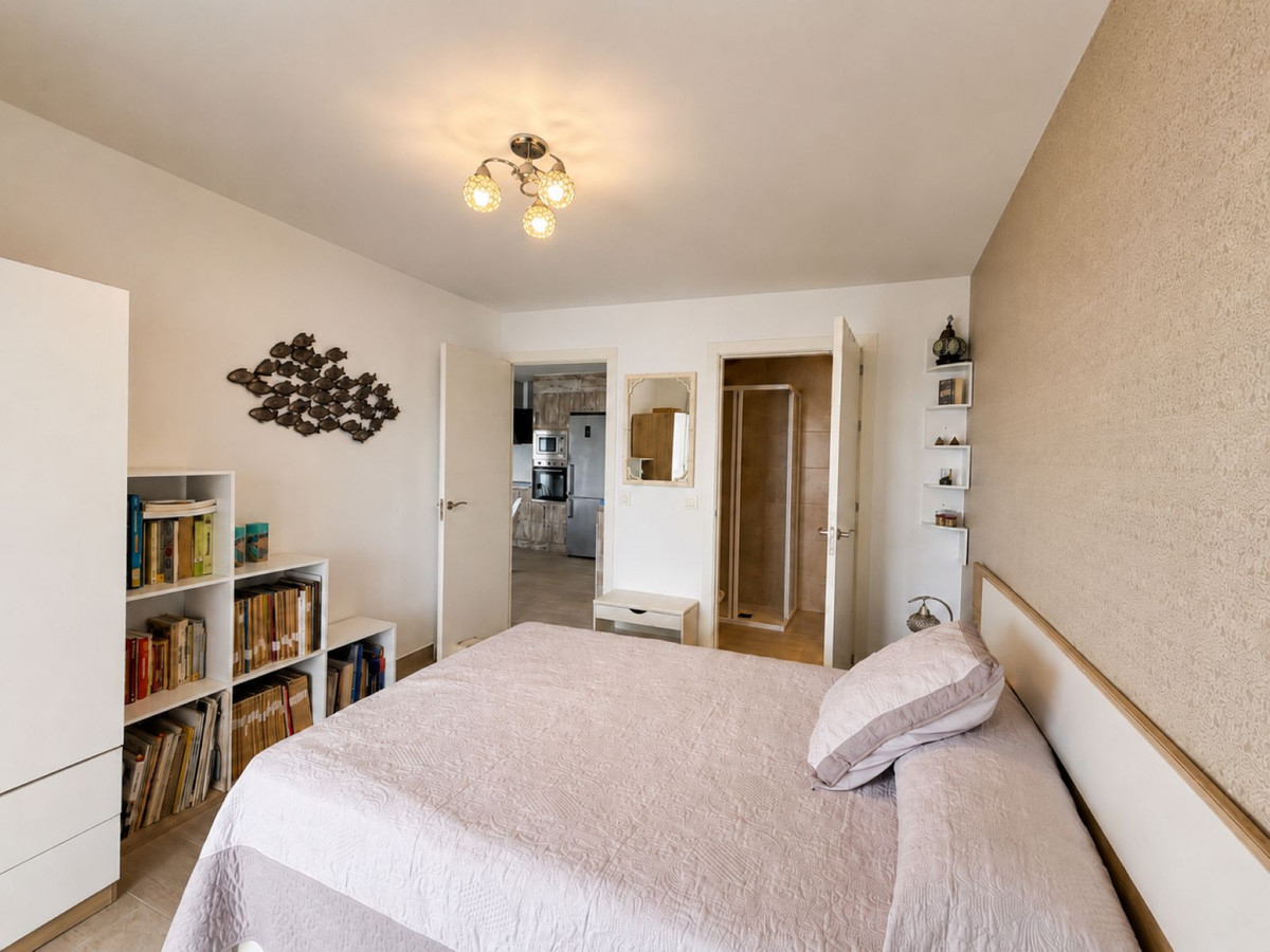 Se vende Apartamento Planta Media de 3 dormitorios en Costa Del Sol, Cadiz, España