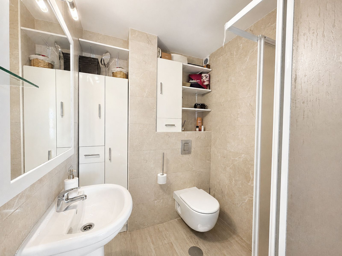 Se vende Apartamento Planta Media de 3 dormitorios en Costa Del Sol, Cadiz, España