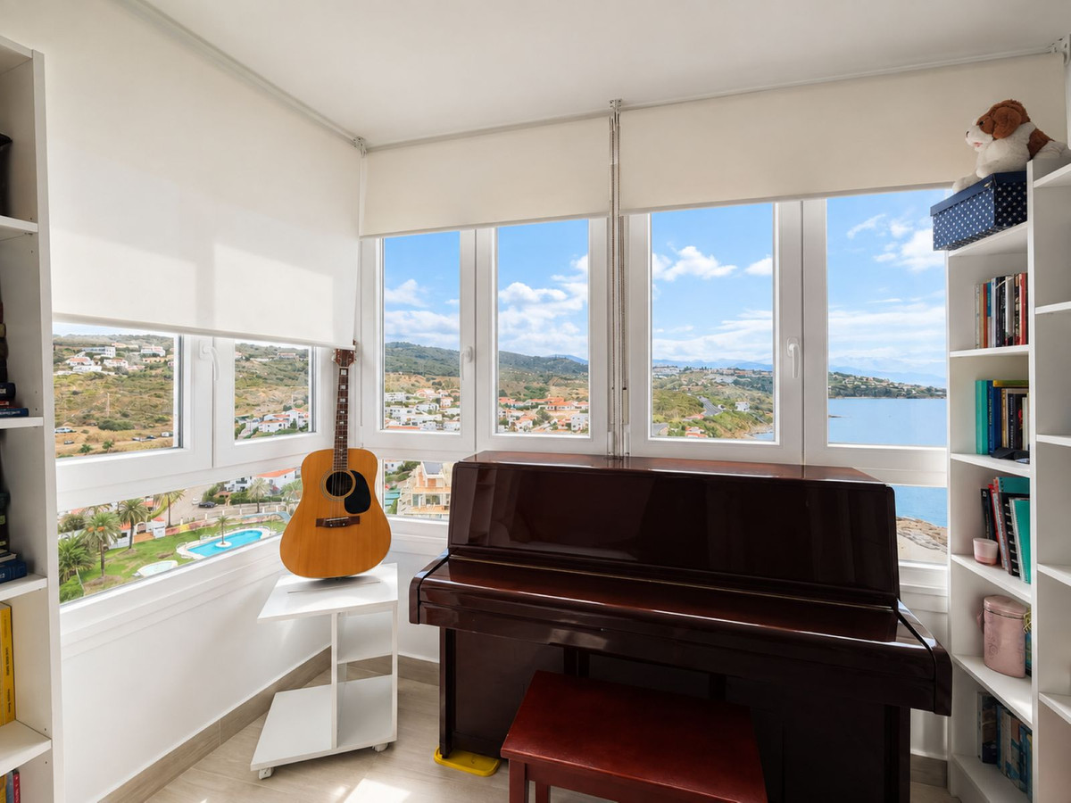 Se vende Apartamento Planta Media de 3 dormitorios en Costa Del Sol, Cadiz, España