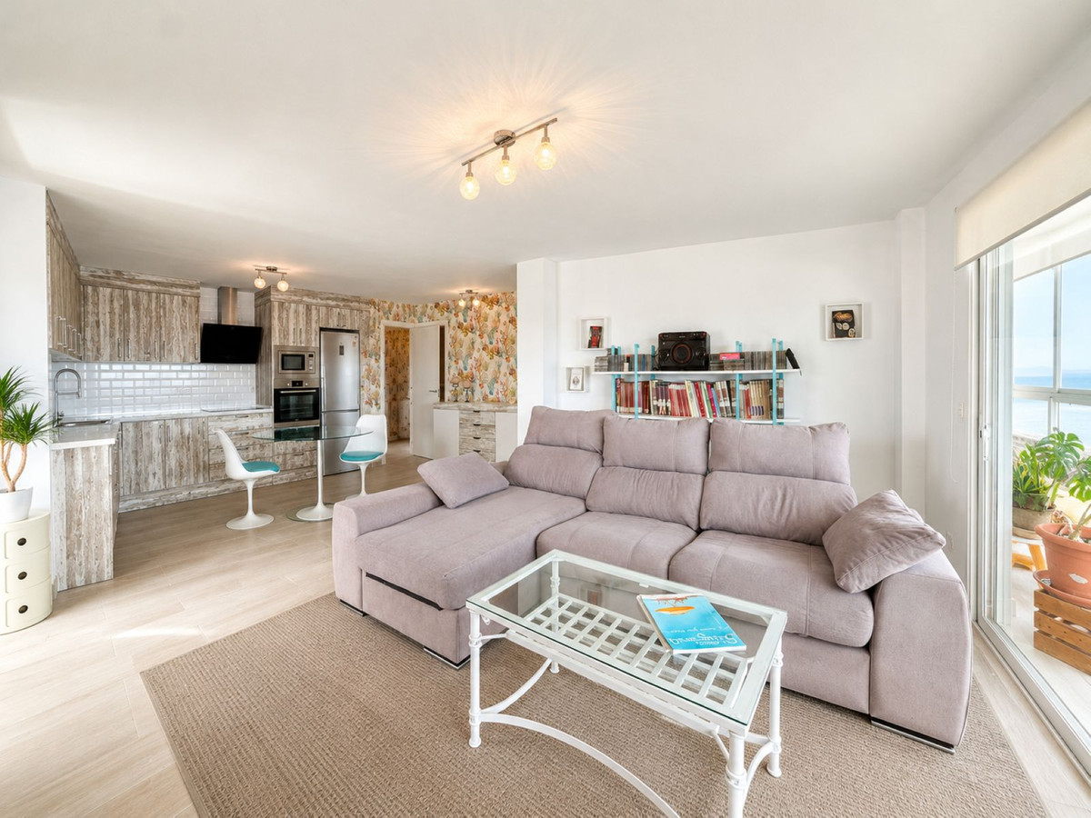 Se vende Apartamento Planta Media de 3 dormitorios en Costa Del Sol, Cadiz, España