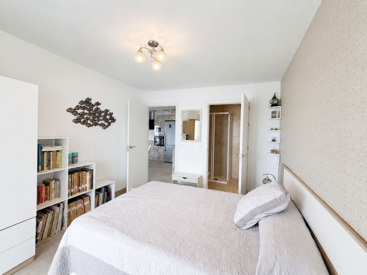 Se vende Apartamento Planta Media de 3 dormitorios en Costa Del Sol, Cadiz, España