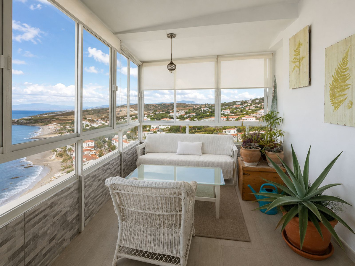 Se vende Apartamento Planta Media de 3 dormitorios en Costa Del Sol, Cadiz, España