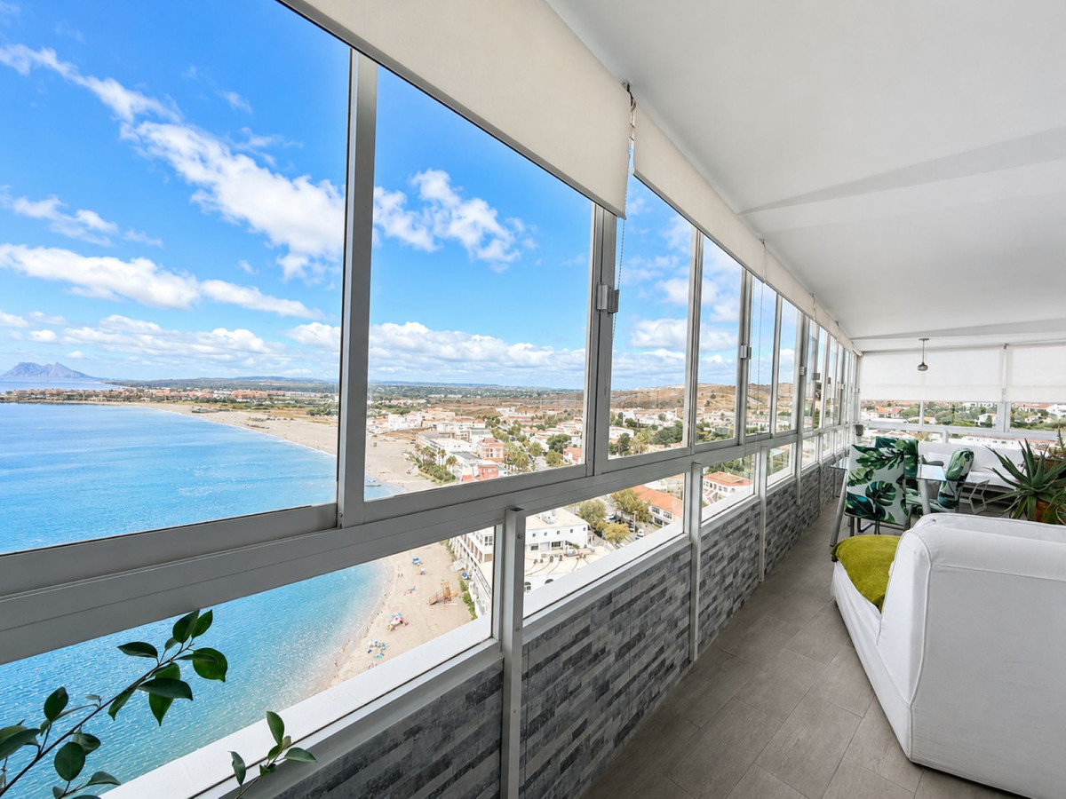 Se vende Apartamento Planta Media de 3 dormitorios en Costa Del Sol, Cadiz, España
