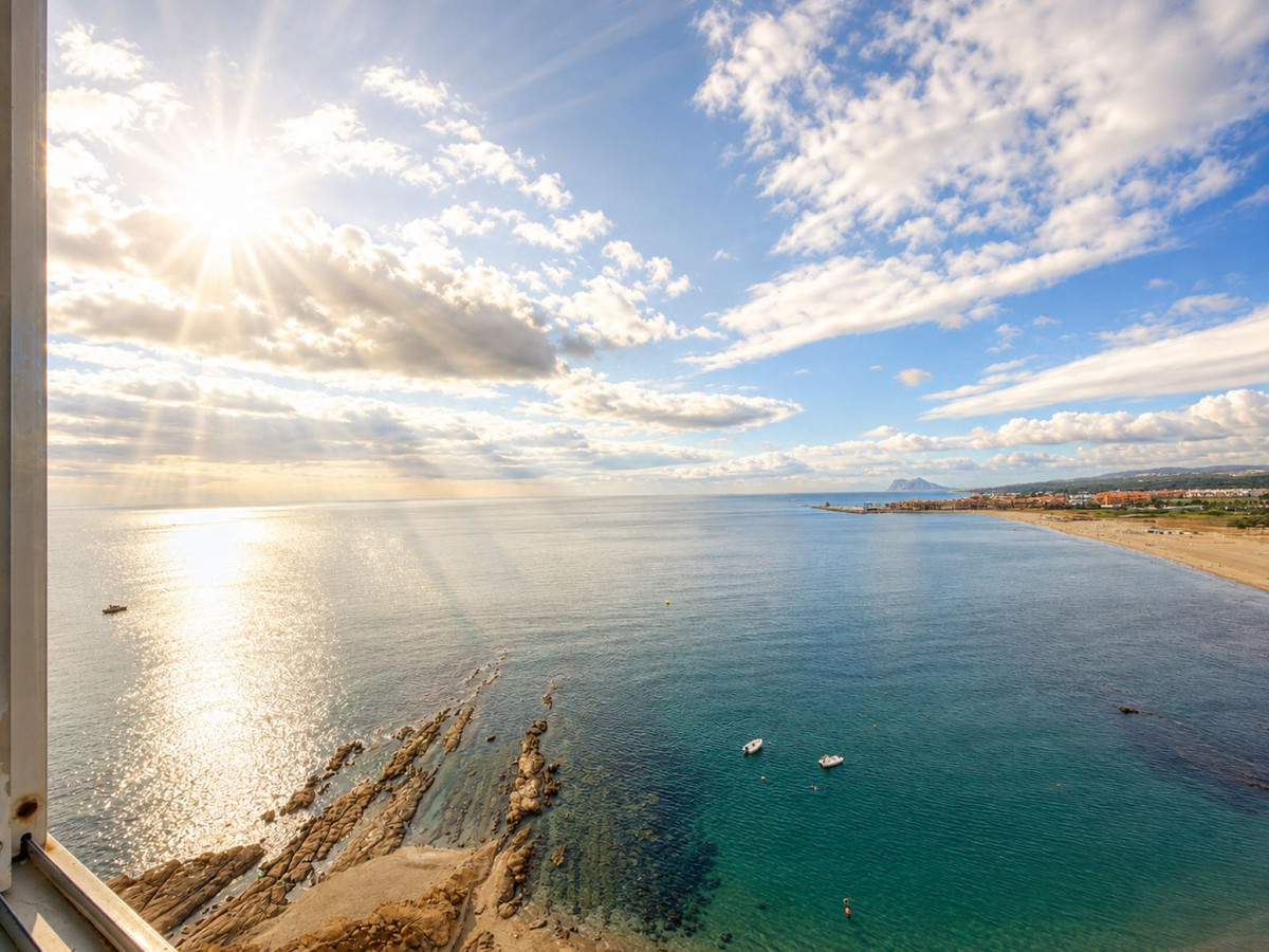 Se vende Apartamento Planta Media de 3 dormitorios en Costa Del Sol, Cadiz, España