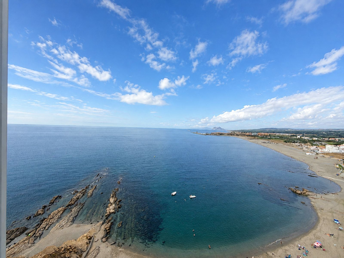 Se vende Apartamento Planta Media de 3 dormitorios en Costa Del Sol, Cadiz, España