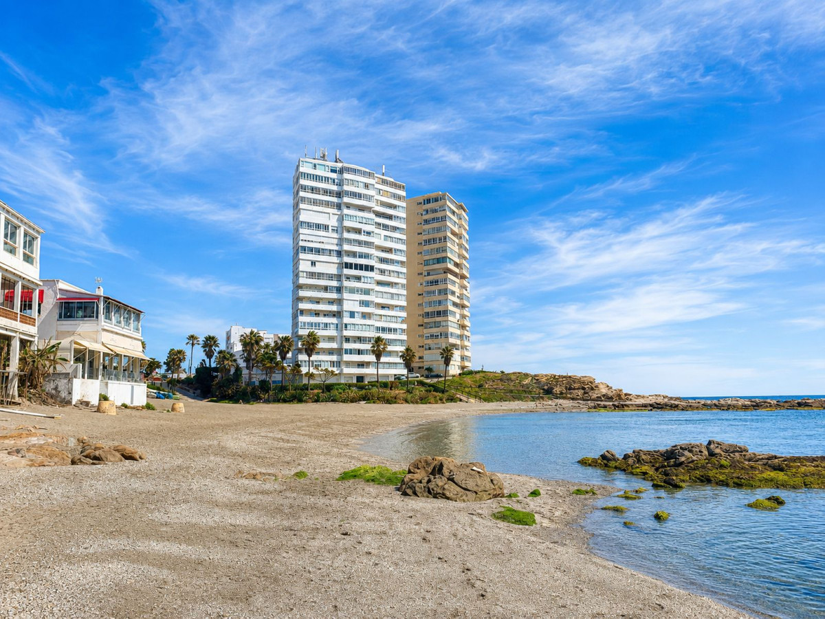 Se vende Apartamento Planta Media de 3 dormitorios en Costa Del Sol, Cadiz, España