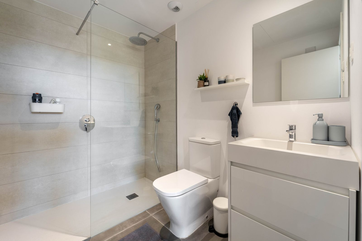 Se vende Apartamento Planta Media de 2 dormitorios en Costa Del Sol, Málaga, España