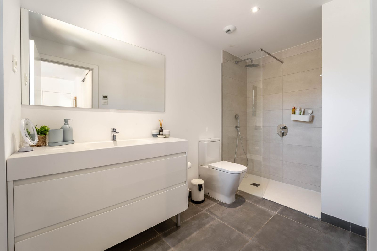 Se vende Apartamento Planta Media de 2 dormitorios en Costa Del Sol, Málaga, España