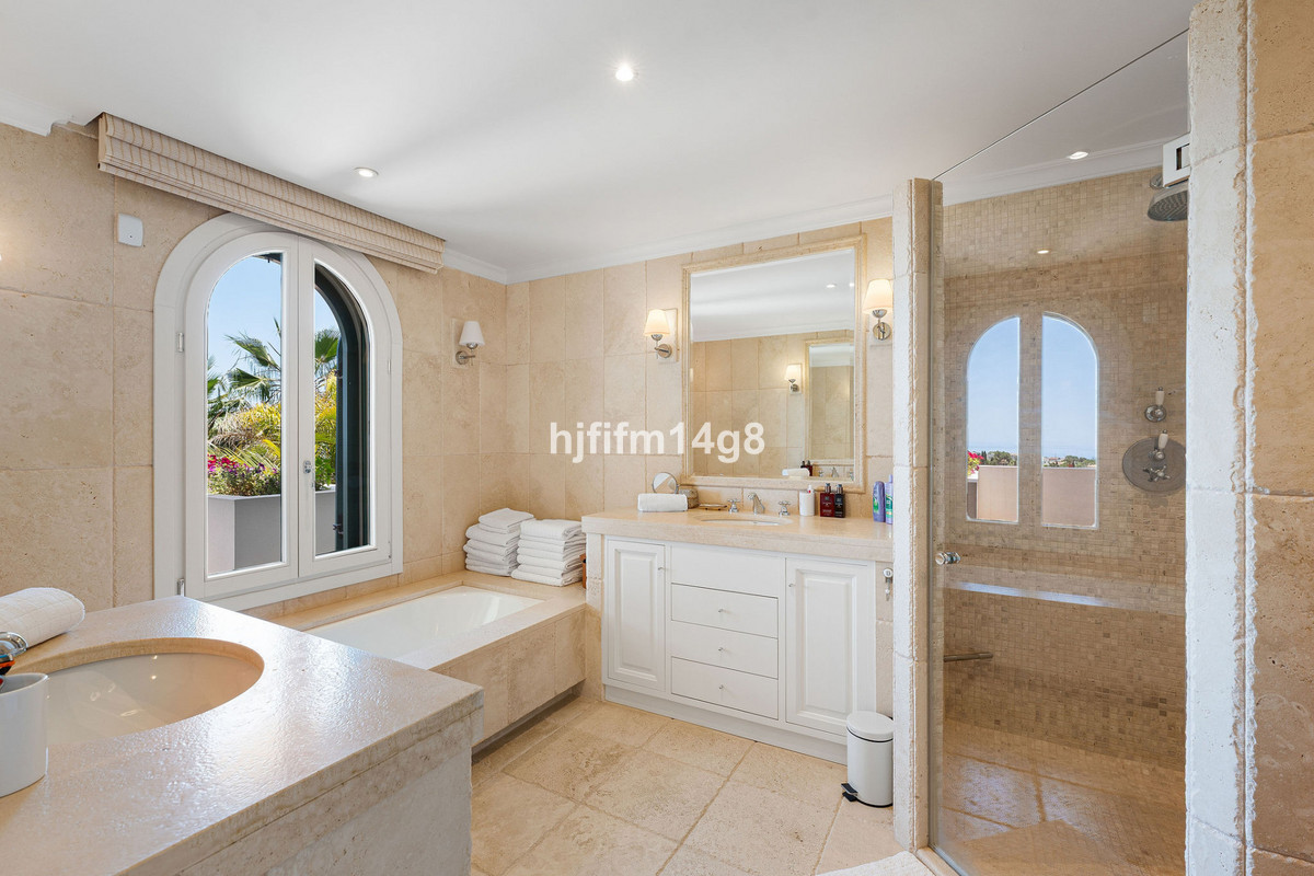 Se vende Villa - Chalet de 5 dormitorios en Costa Del Sol, Málaga, España