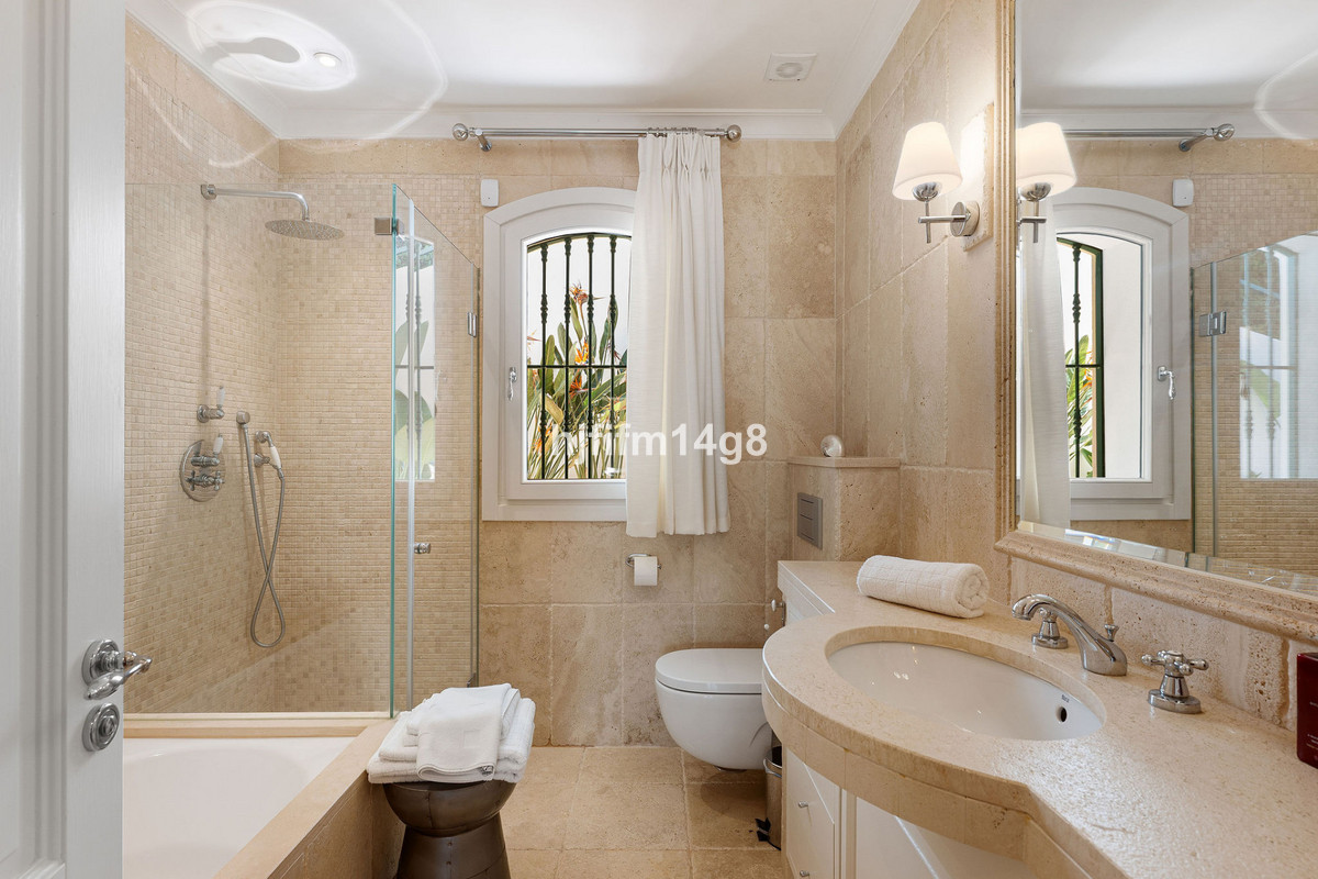 Se vende Villa - Chalet de 5 dormitorios en Costa Del Sol, Málaga, España