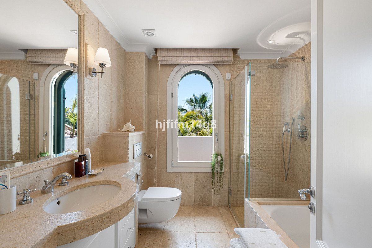 Se vende Villa - Chalet de 5 dormitorios en Costa Del Sol, Málaga, España
