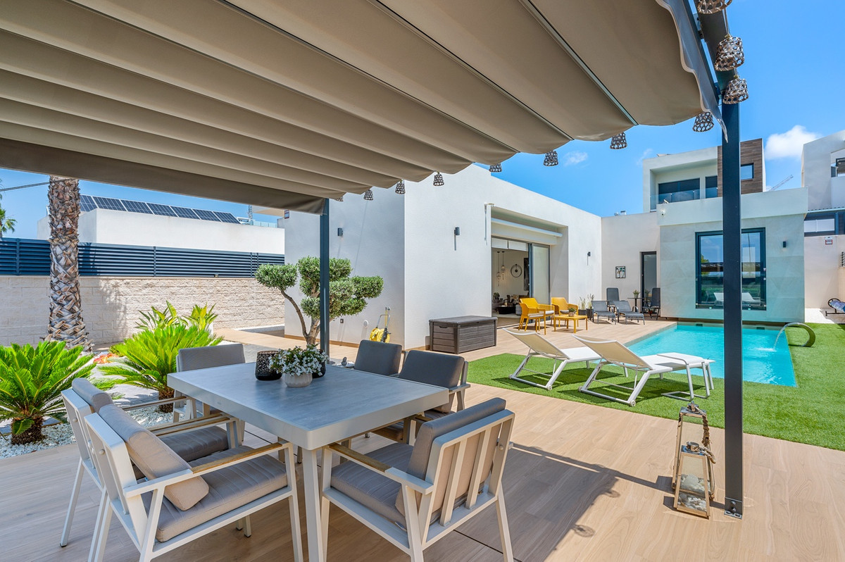 Se vende Villa - Chalet de 3 dormitorios en Costa Blanca, Alicante, España