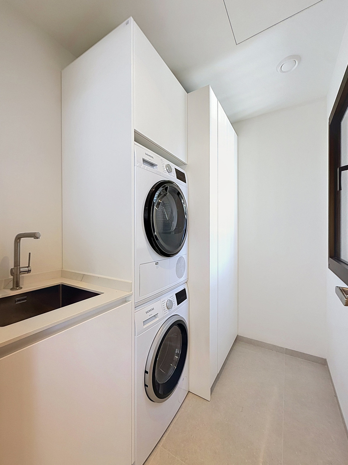 3 Bed Apartment for sale in Benahavís Costa Del Sol, Málaga, Spain