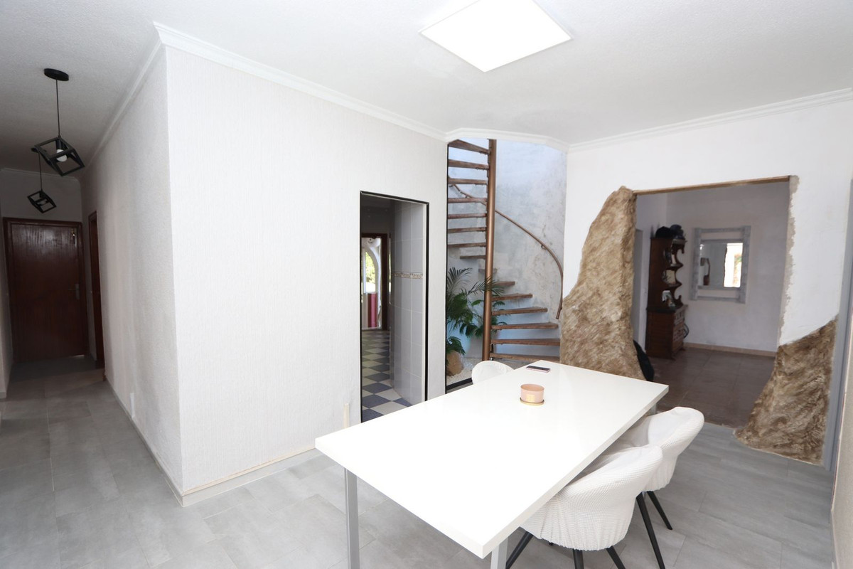 Se vende Villa - Chalet de 6 dormitorios en Costa Blanca, Alicante, España