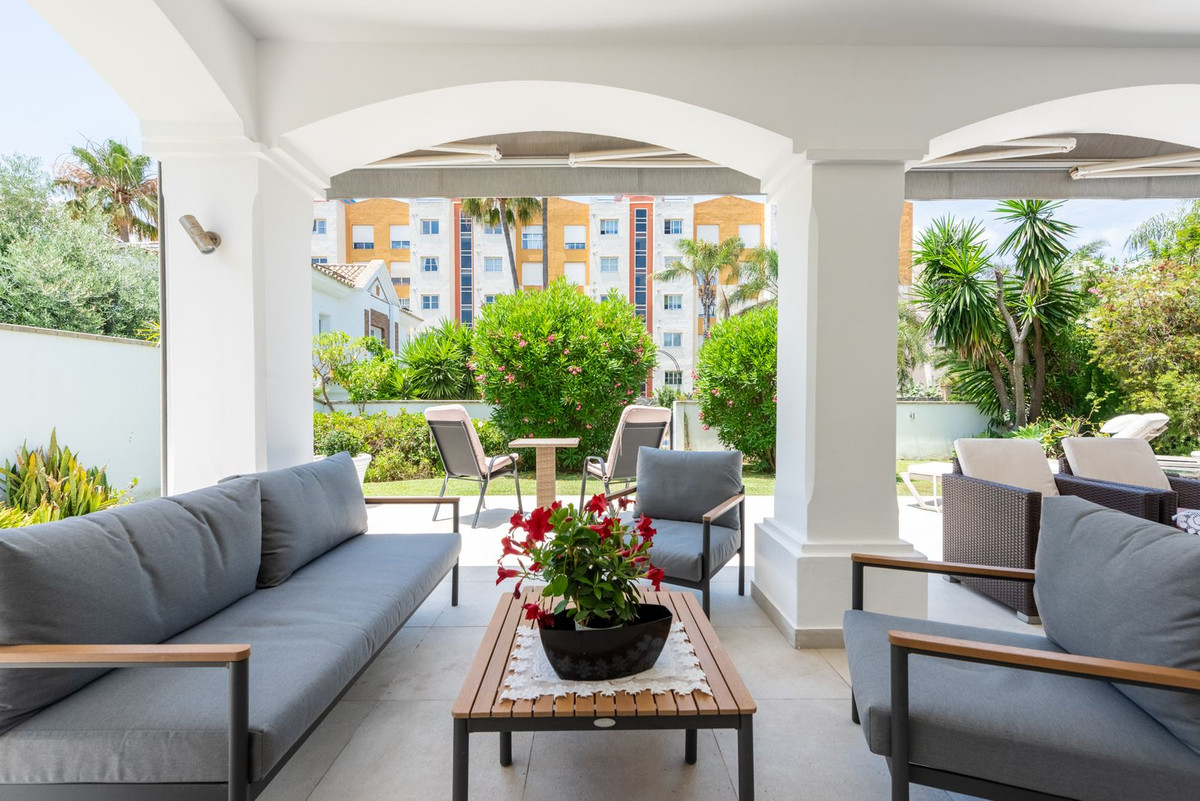 Se vende Villa - Chalet de 3 dormitorios en Costa Del Sol, Málaga, España