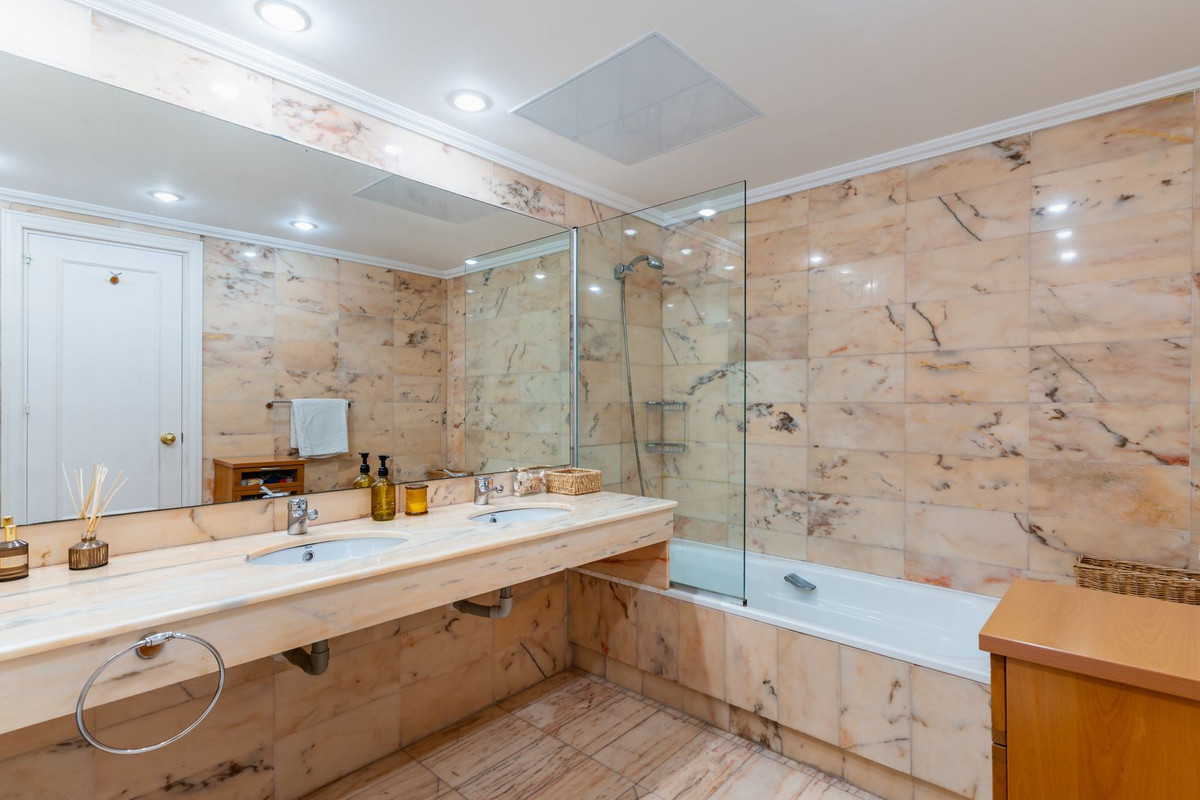 Se vende Apartamento Planta Media de 4 dormitorios en Costa Del Sol, Málaga, España