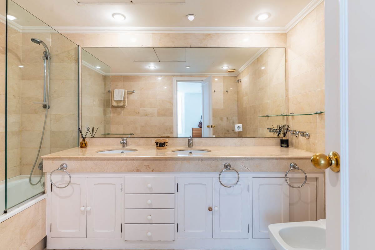 Se vende Apartamento Planta Media de 4 dormitorios en Costa Del Sol, Málaga, España
