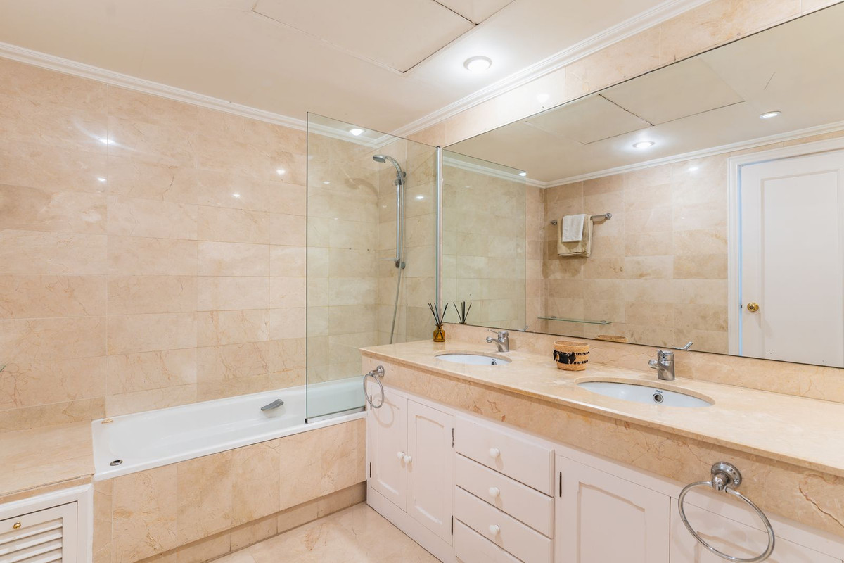 Se vende Apartamento Planta Media de 4 dormitorios en Costa Del Sol, Málaga, España