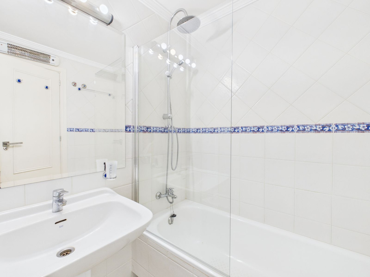 4 Bed Townhouse for sale in Selwo Costa Del Sol, Málaga, Spain