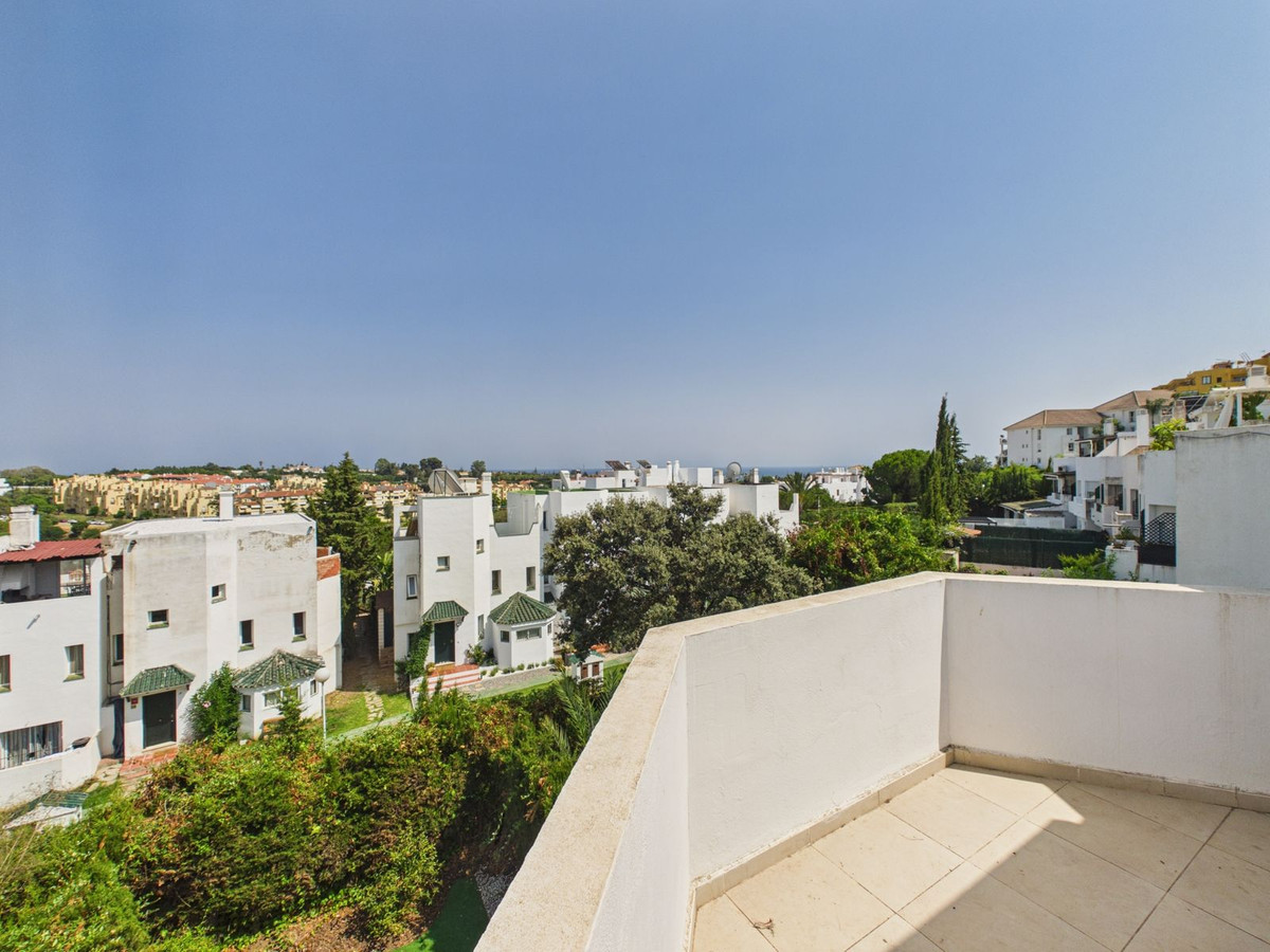 4 Bed Townhouse for sale in Selwo Costa Del Sol, Málaga, Spain