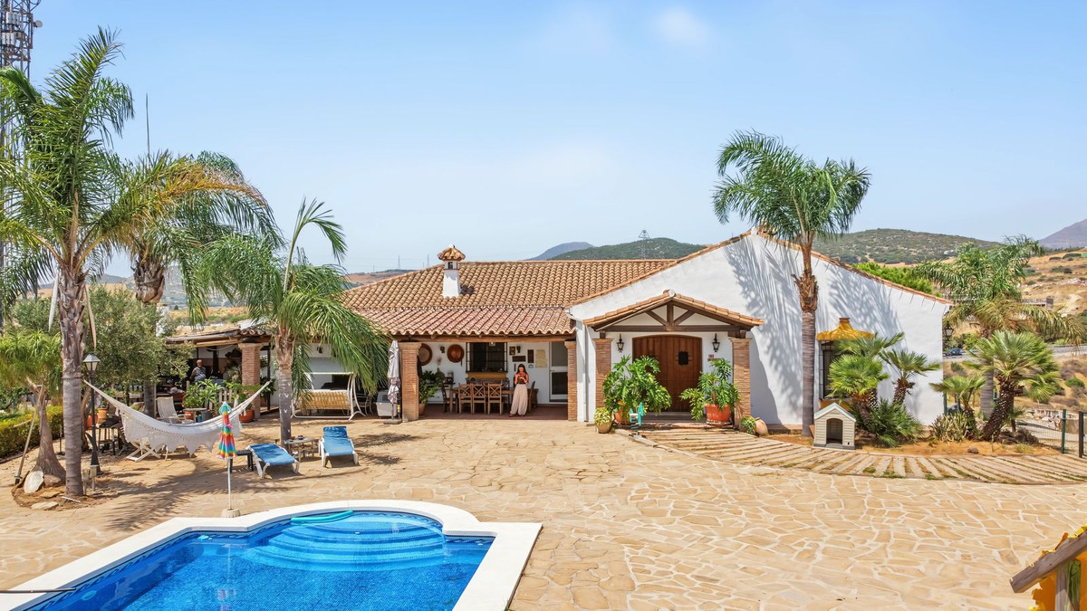 3 Bed Townhouse for sale in Casares Costa Del Sol, Málaga, Spain