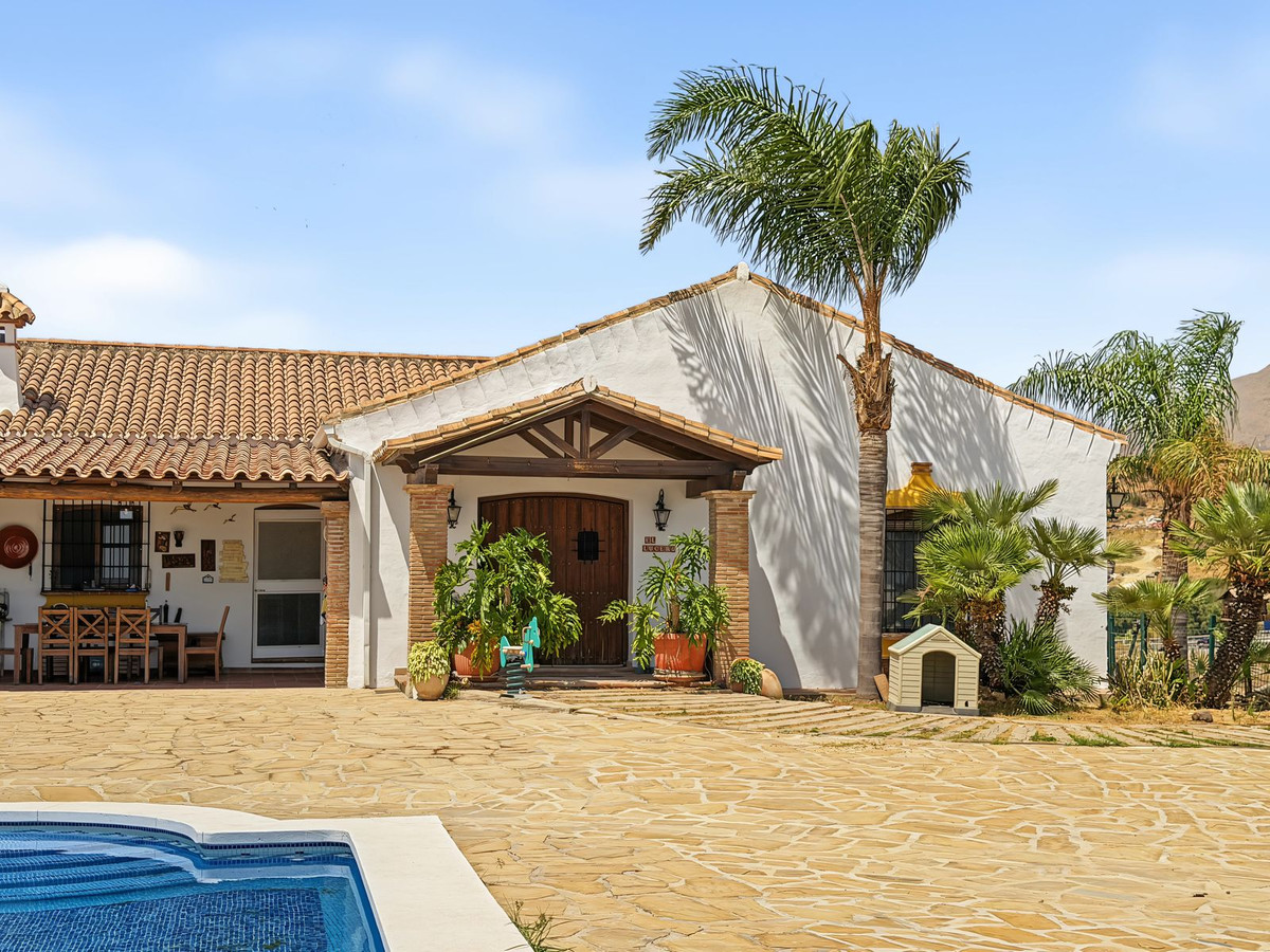 3 Bed Townhouse for sale in Casares Costa Del Sol, Málaga, Spain