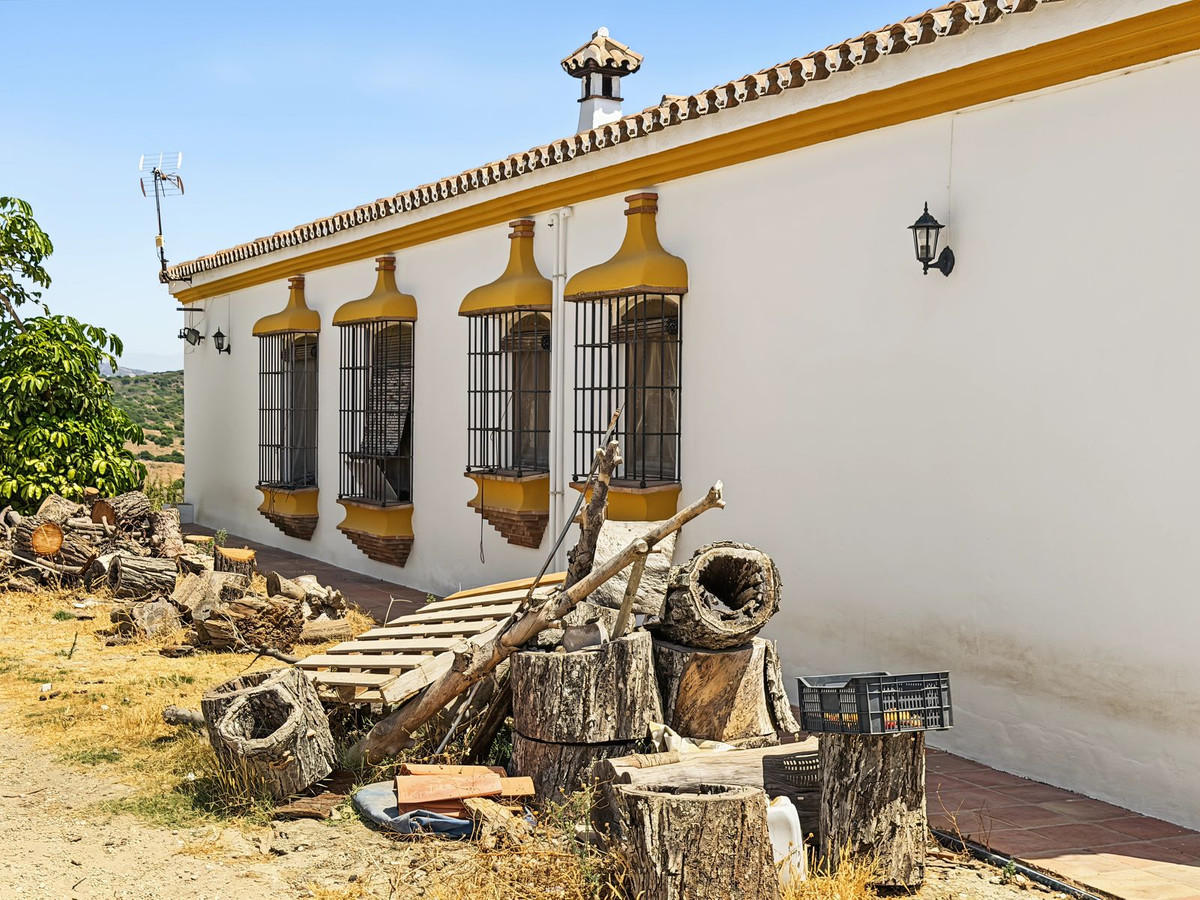 3 Bed Townhouse for sale in Casares Costa Del Sol, Málaga, Spain
