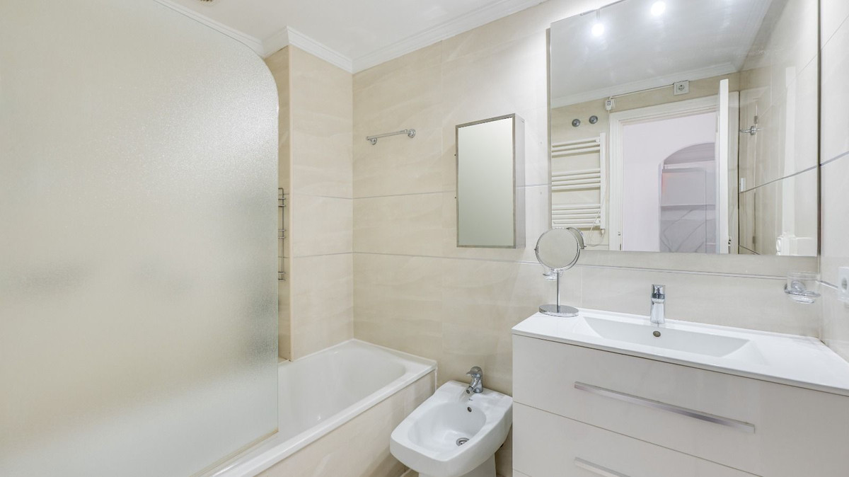 Se vende Apartamento en Planta Última de 2 dormitorios en Costa Del Sol, Málaga, España