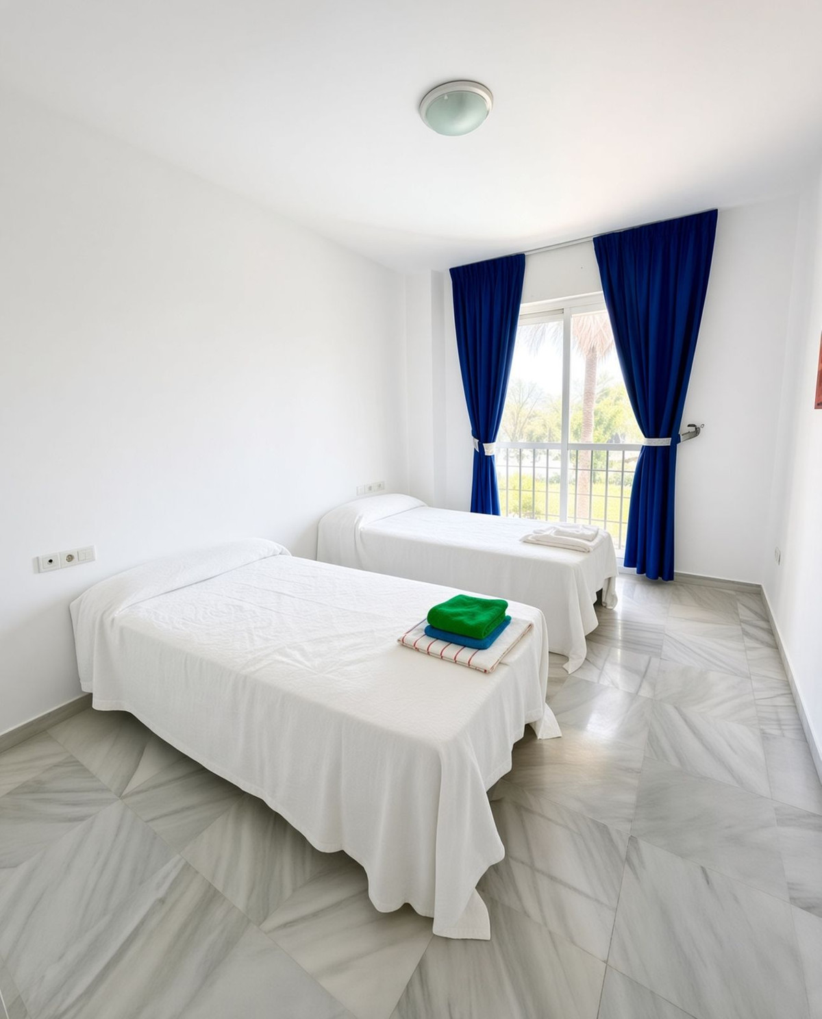 Se vende Apartamento Planta Media de 2 dormitorios en Costa Del Sol, Málaga, España
