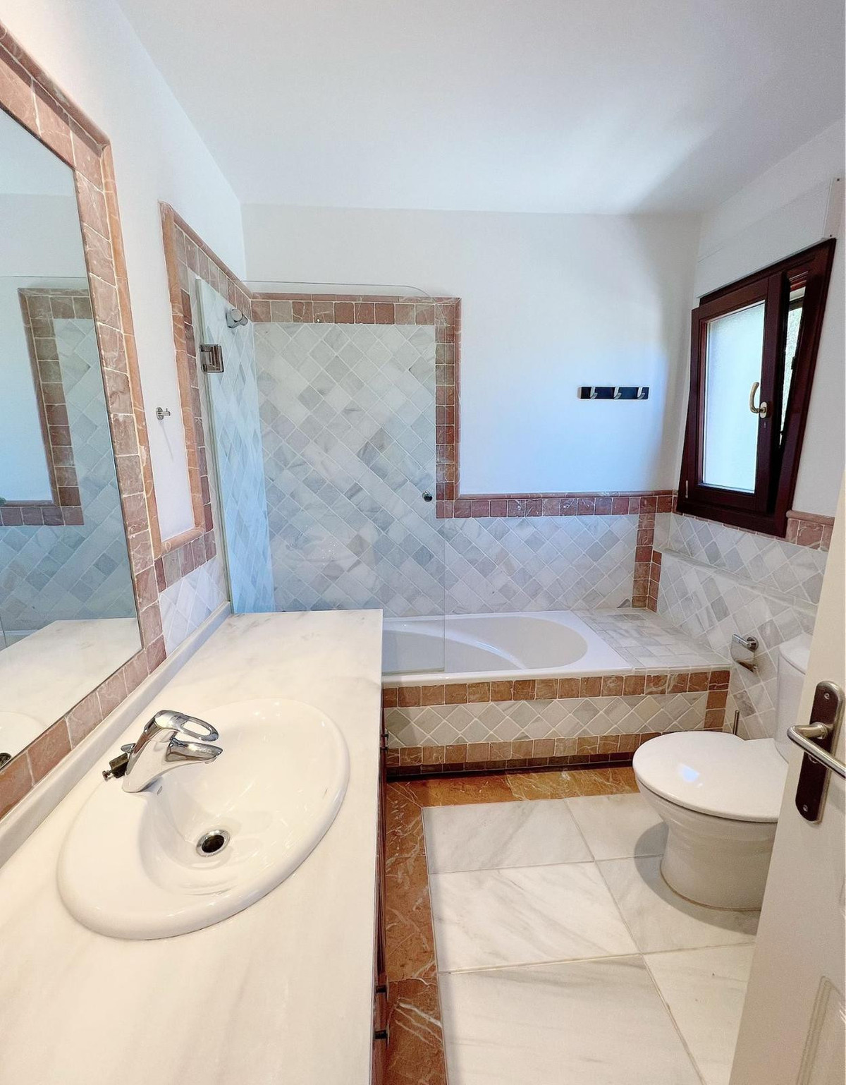 Se vende Apartamento Planta Media de 3 dormitorios en Costa Del Sol, Málaga, España