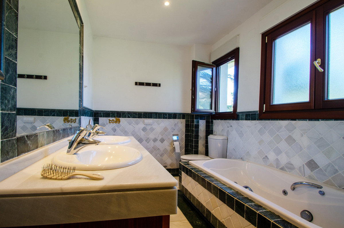 Se vende Apartamento Planta Media de 3 dormitorios en Costa Del Sol, Málaga, España