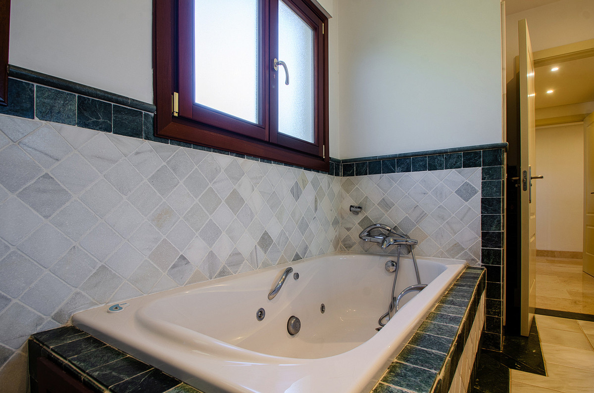 Se vende Apartamento Planta Media de 3 dormitorios en Costa Del Sol, Málaga, España