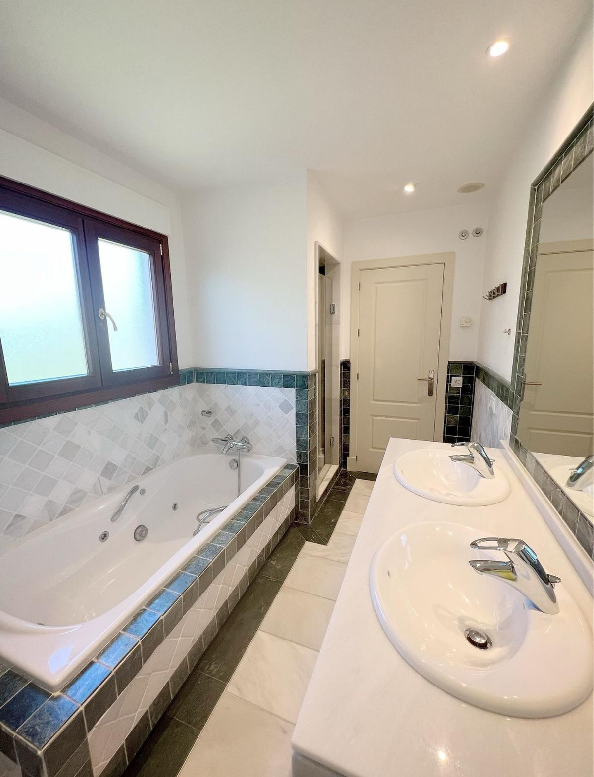 Se vende Apartamento Planta Media de 3 dormitorios en Costa Del Sol, Málaga, España